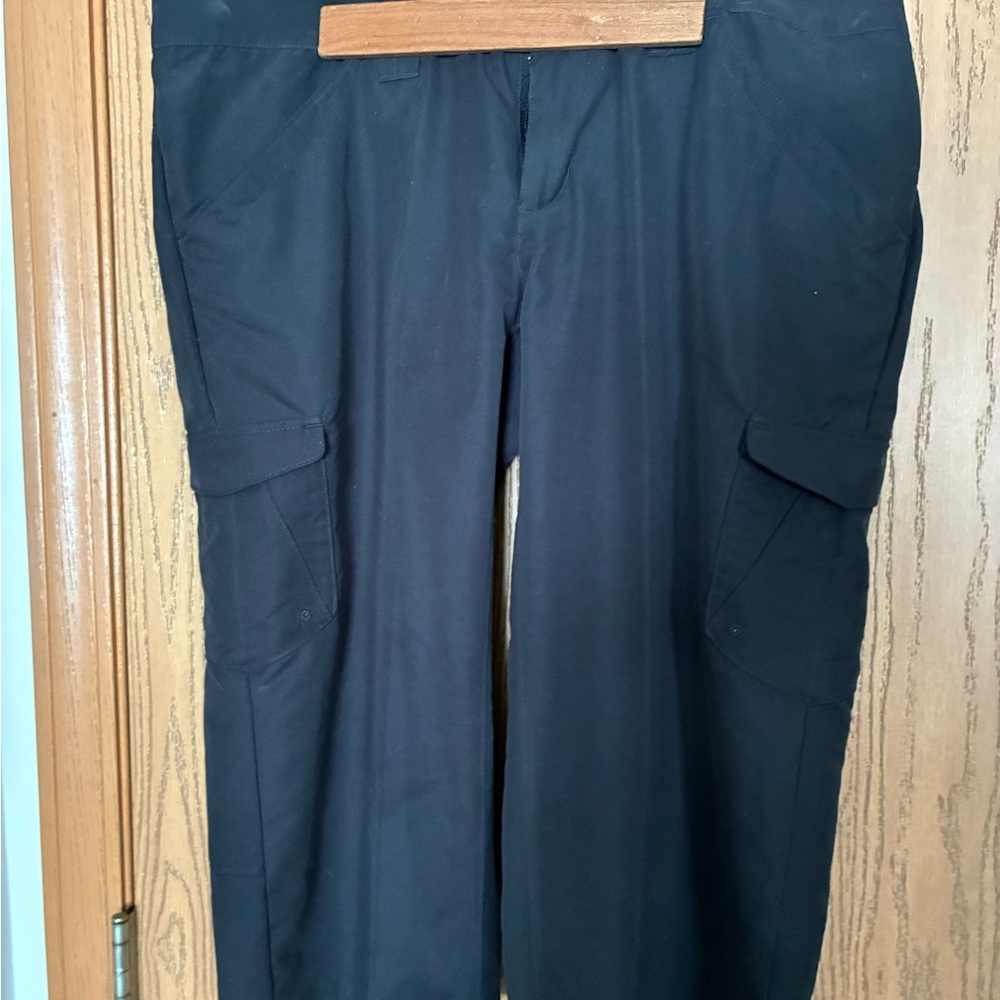 Columbia Women's Black Cargo Capris